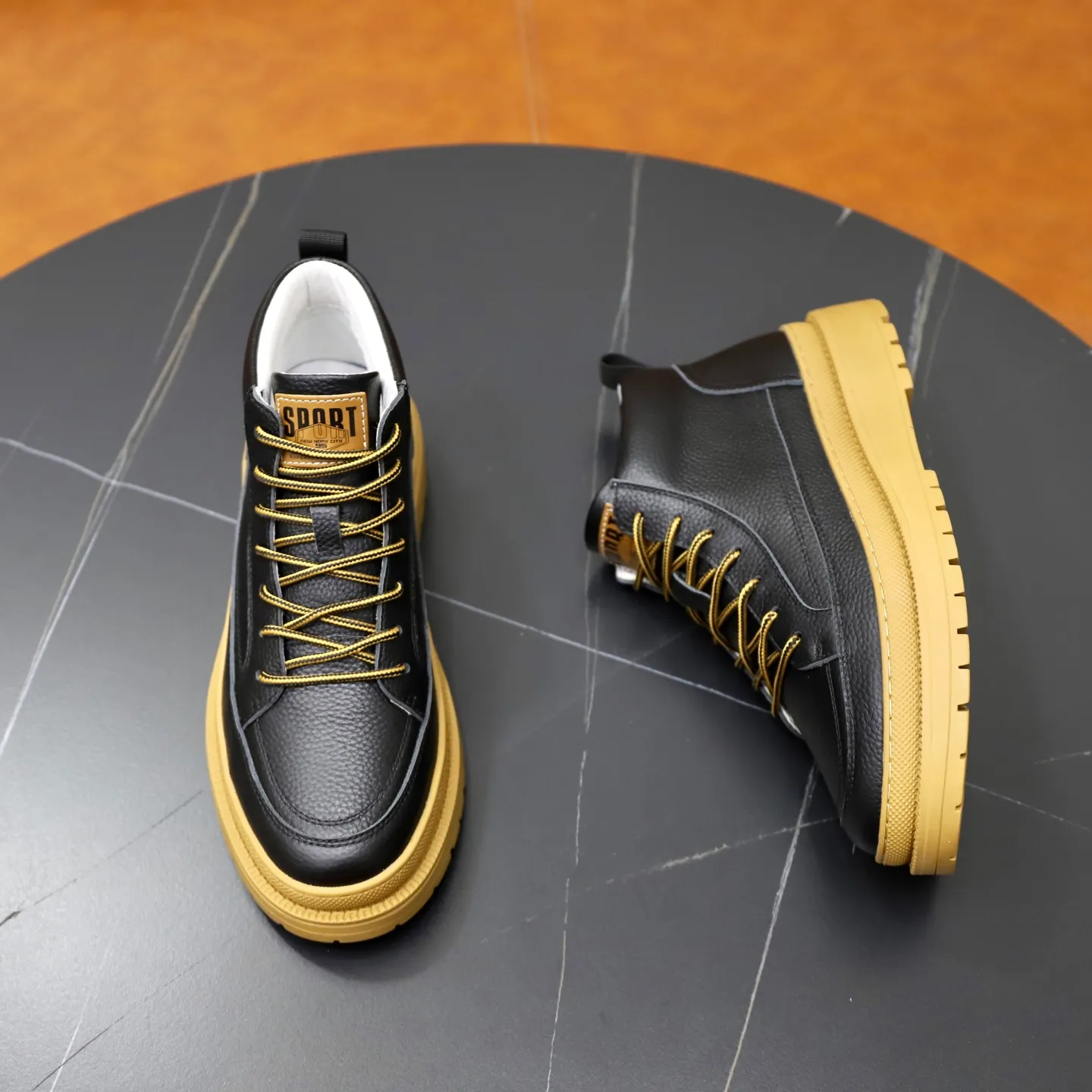 Ex-factory price: 460💰🙅‍♂️🙅‍♂️🙅‍♂️ Brand: LV Louis Vuitton Standard code: 38–44 (45 can be customized) Grade: Same as the official website Material: Original cowhide fabric Comfortable pigskin lining Lightweight wear-resistant outsole Style category: Men's fashion casual shoes and boots Running sneakers Distinguished luxury brand elements Top luxury Color: actual picture color